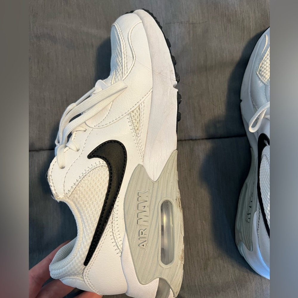 WHITE BLACK AND GREY NIKE AIR MAX SIZE 7.5
